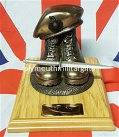 Royal Marine (RM) Presentation Boot & Beret with Dagger Light Oak Base